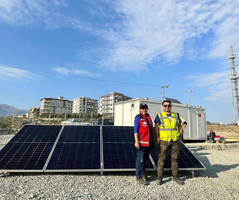 YEO, Çadır Kentlere Güneş Enerjili Batarya Sistemi Kurdu