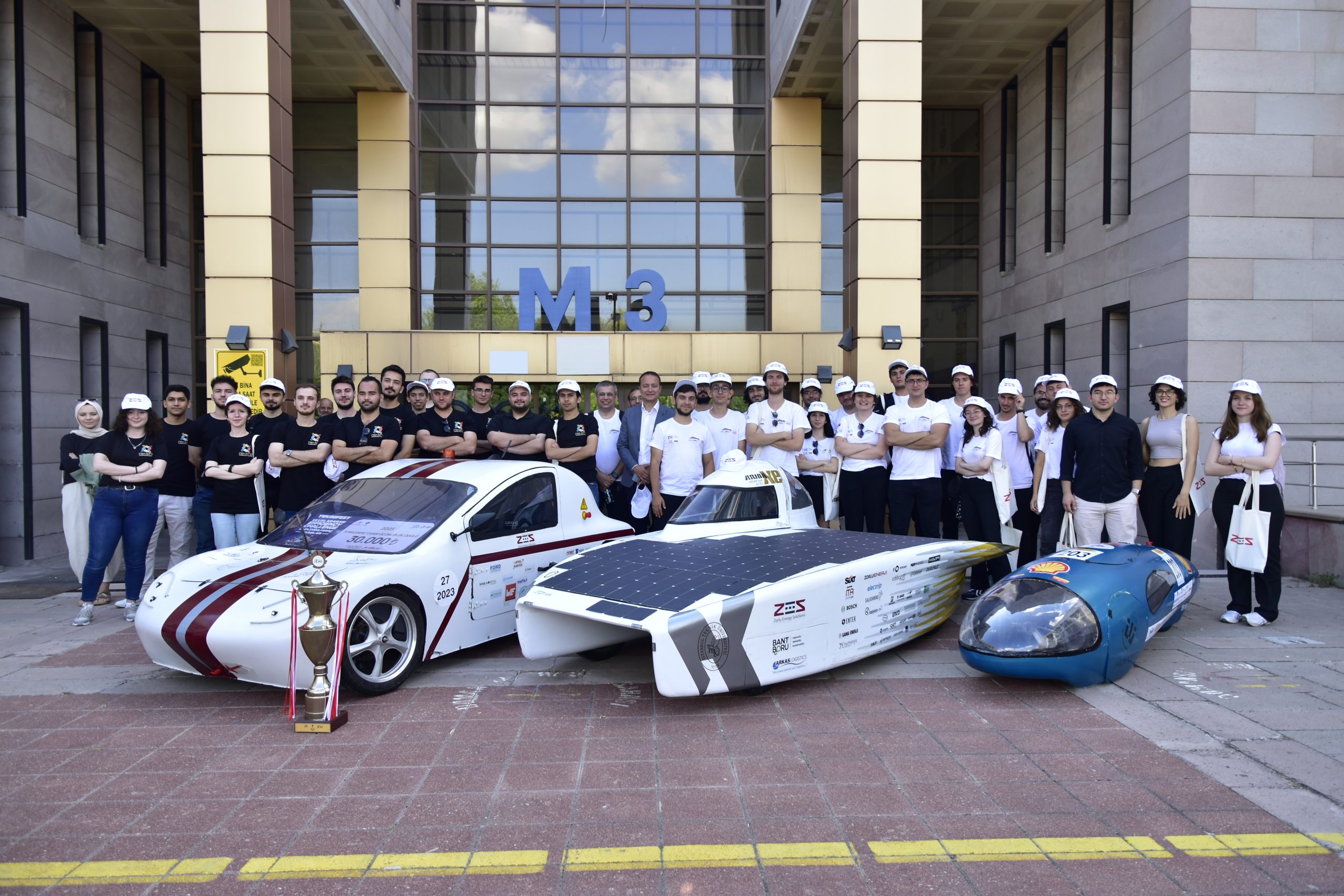 Belçika’daki Solar Arabaları Yarışında İlk Üçe Giren İTÜ ZES Güneş Arabası Ekibi “Arıba ZES XE” İle Avustralya World Solar Challenge Öncesi Türkiye Turuna Çıktı Belçika’daki Solar Arabaları Yarışında İlk Üçe Giren İTÜ ZES Güneş Arabası Ekibi “Arıba ZES XE” İle Avustralya World Solar Challenge Öncesi Türkiye Turuna Çıktı