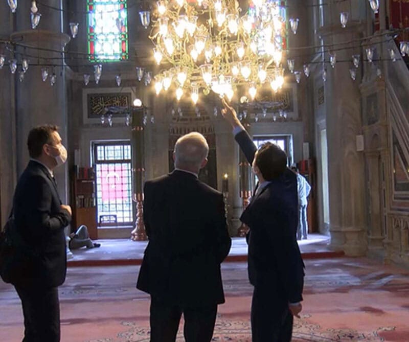 Laleli Camii’nde Eleştirilere Neden Olan Ampuller Değiştiriliyor