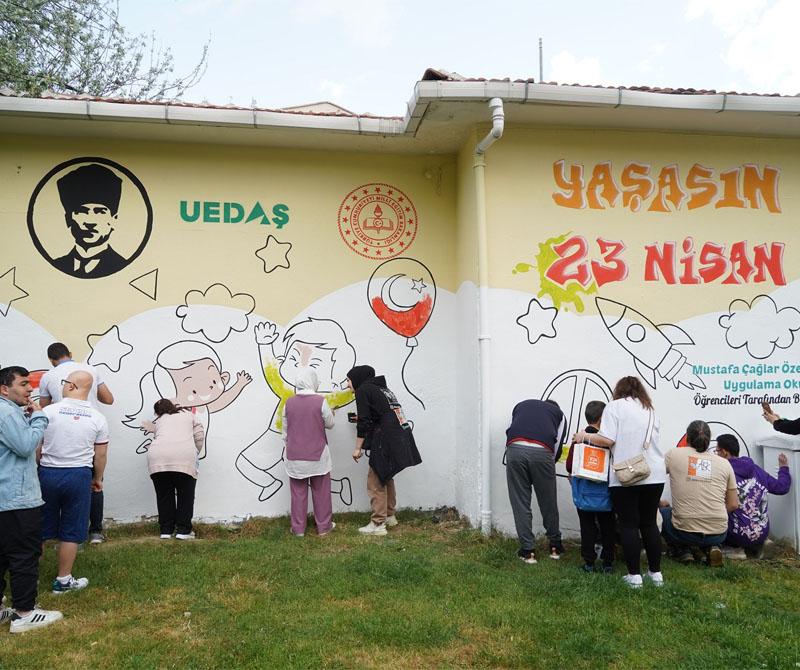 23 Nisan’da Trafo Duvarını Tuvale Çevirdiler