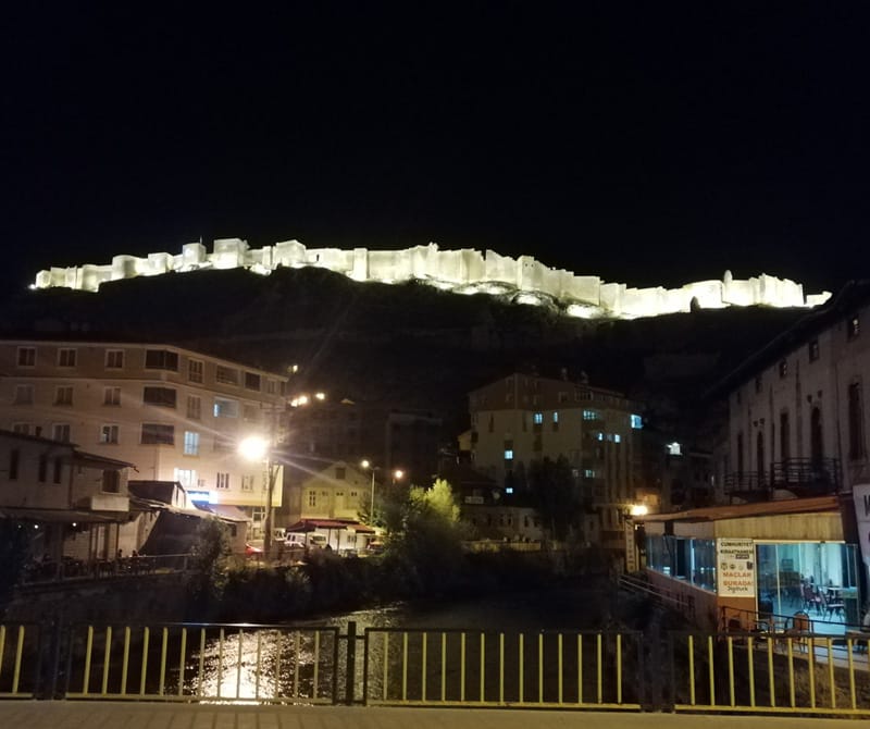 Türkiye’nin En Büyük Üçüncü Kalesi Bayburt Kalesi Proled Tarafından Aydınlatıldı